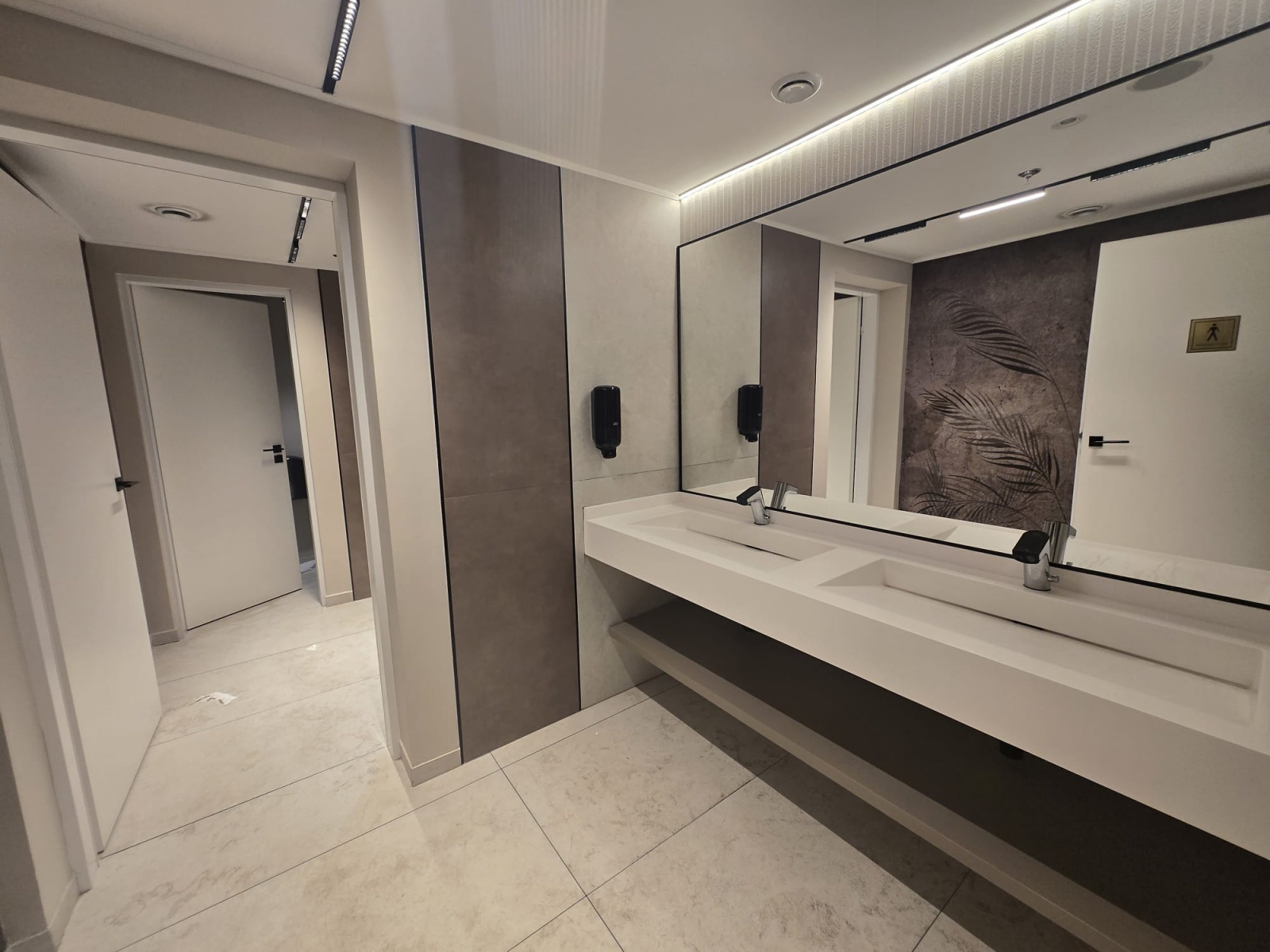 Zona de lavoare din grupurile sanitare amenajate la JW Marriott București