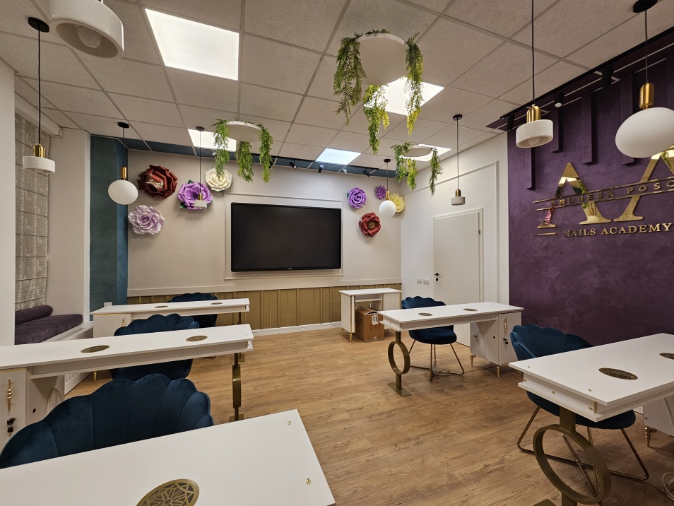Interiorul Andreea Posch Nails Academy din Viena
